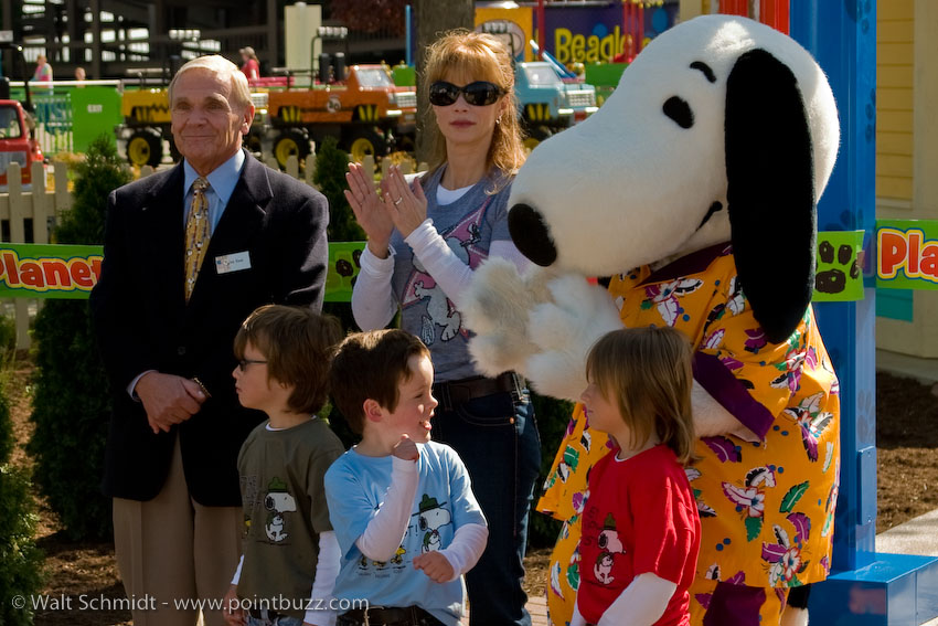 Dick Kinzel, Lauren Holly and family, and Snoopy